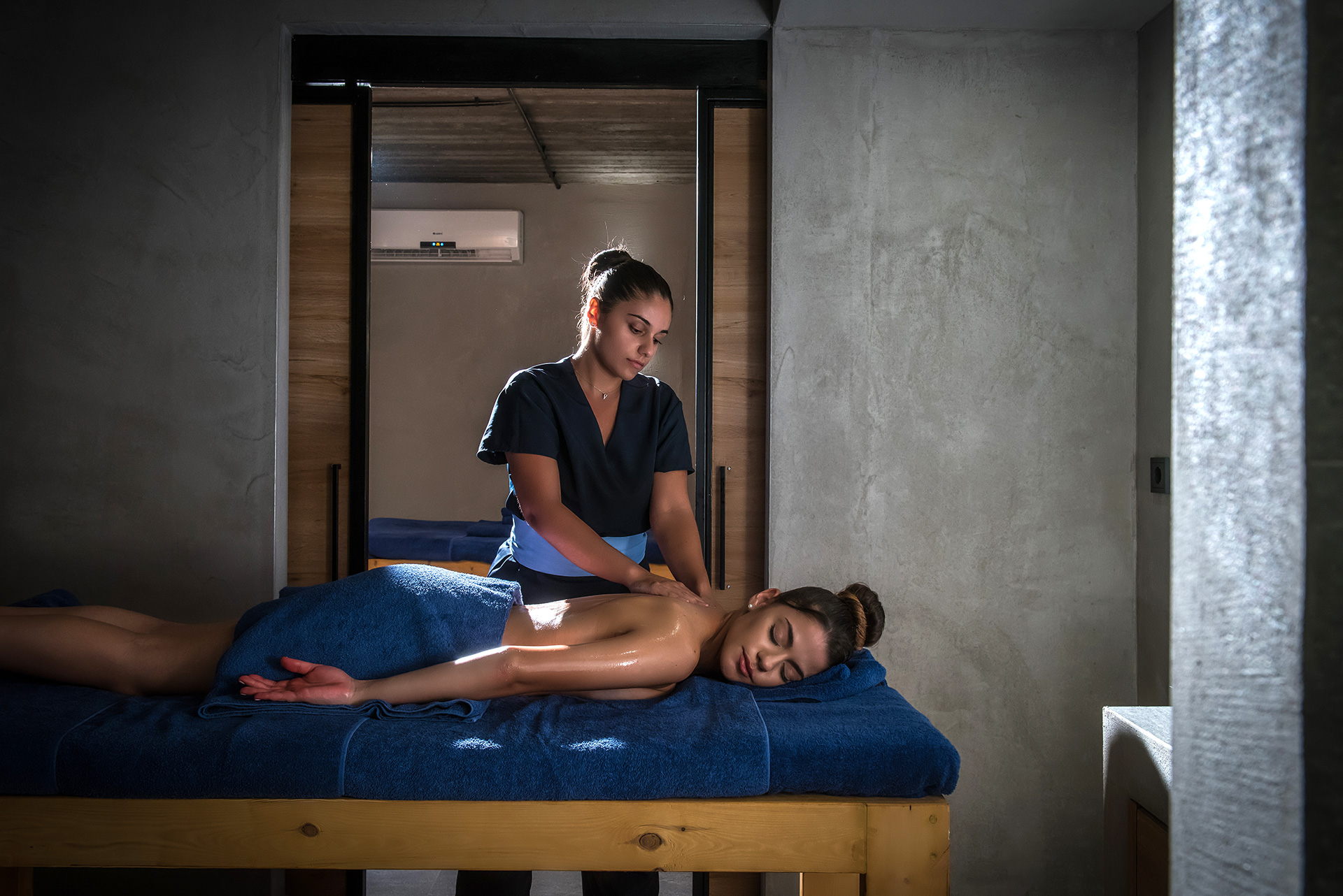 Gouves Park Spa personnel giving a massage to a customer