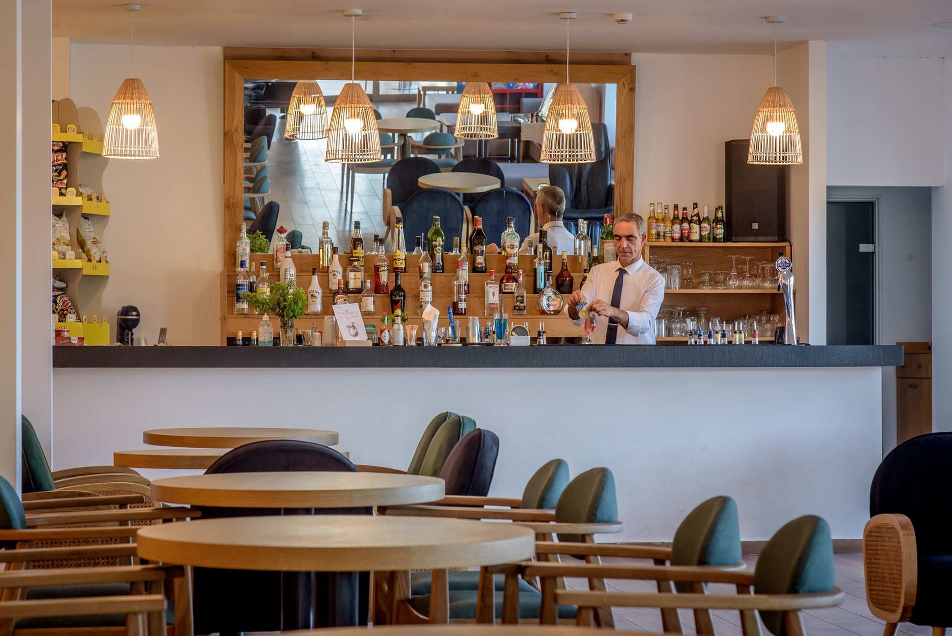 Gouves Park Zeus Bar barman and the bar