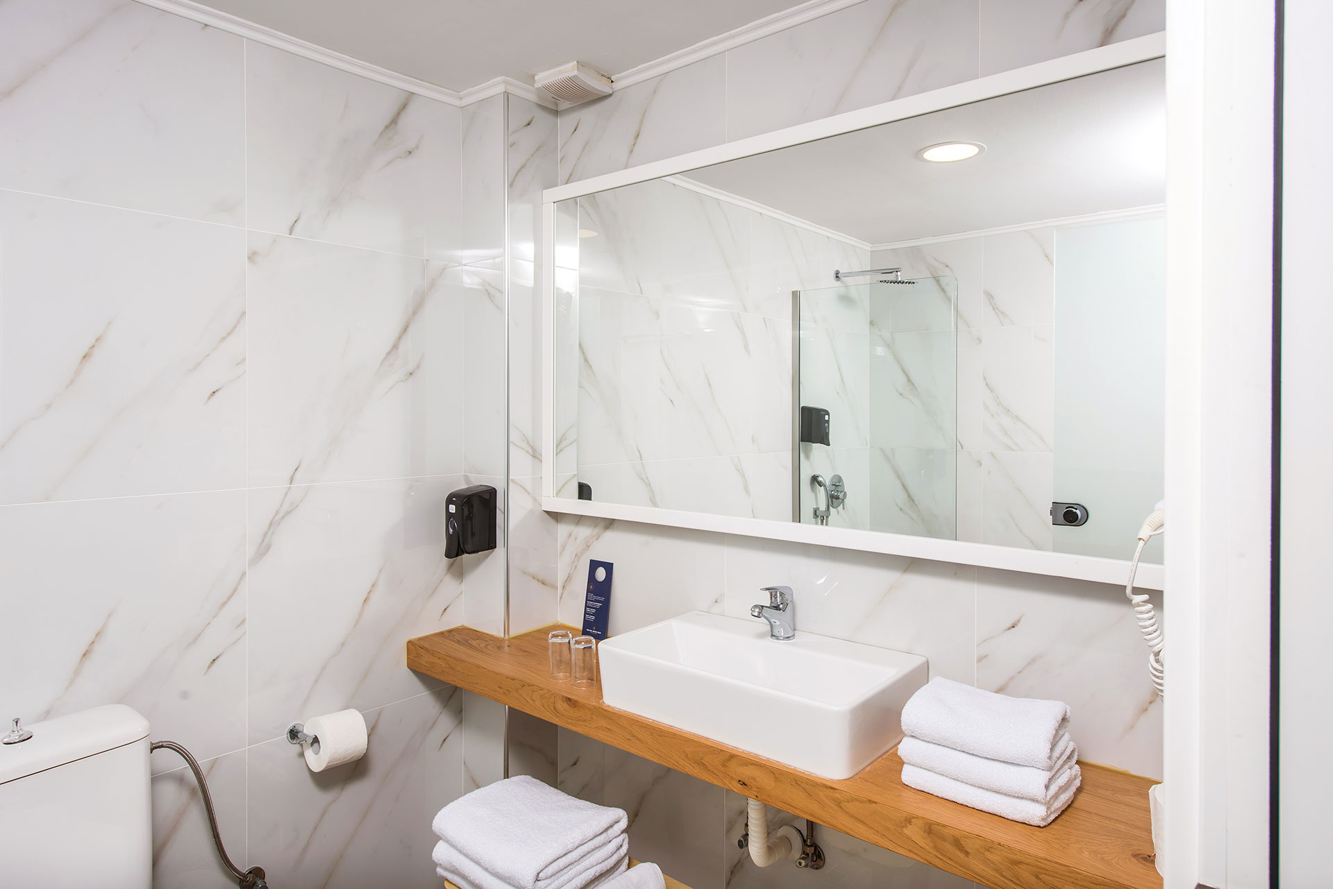 Gouves Park Family Suite Swim Up bathroom, washbasin and amenities