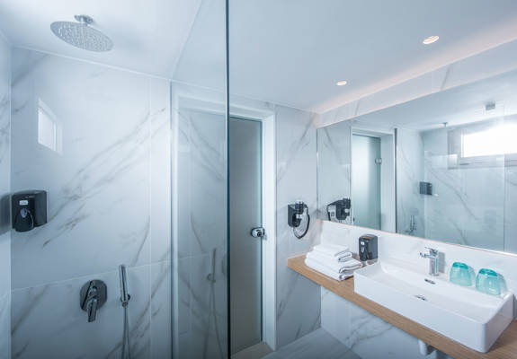 Gouves Park Family Suite bathroom